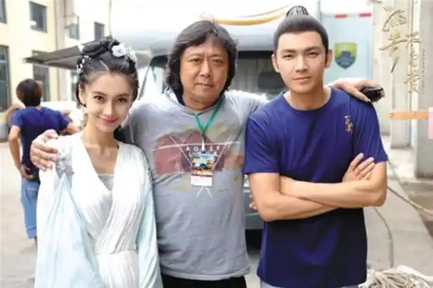 钟汉良新戏路透,颜值大跌暴瘦到撑不起裤子,搭袁冰妍像"父女"|唐嫣