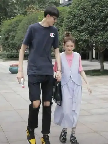 这简直是全网"最萌身高差"的情侣了,男生高大帅气,而女生娇小可爱