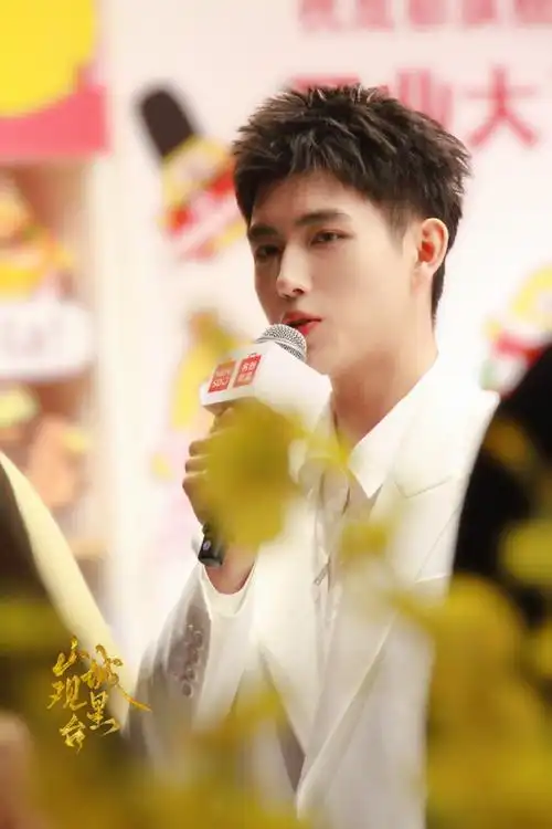 名创优品全球品牌代言人陈飞宇##张子枫陈飞宇活动同框