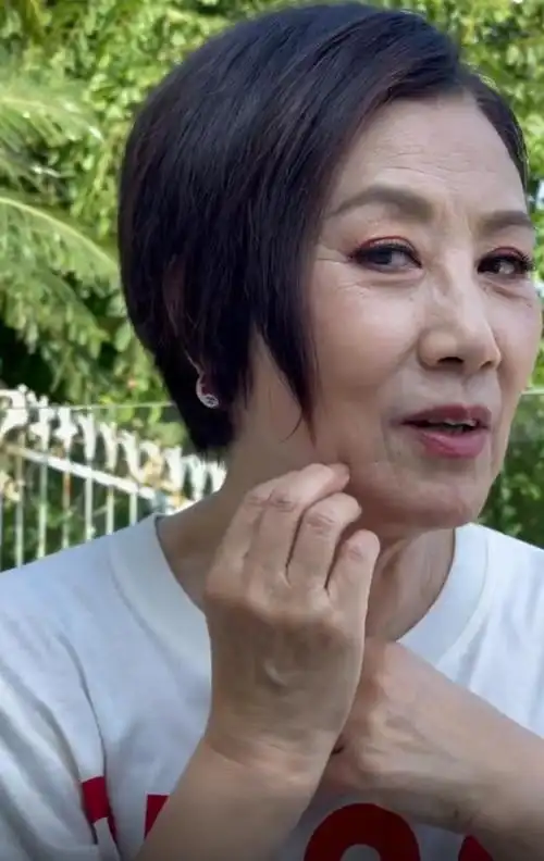 74岁汪明荃近照曝光皮肤松弛皱纹明显理发花六千多太奢侈