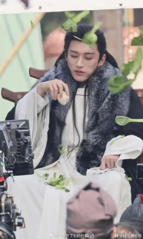 刘学义被扔烂菜叶##刘学义烂菜叶里吃馒头路透