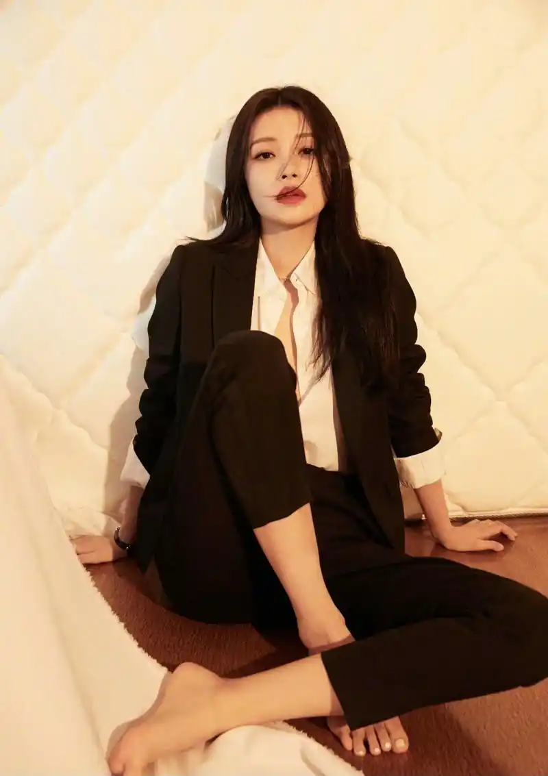 明星生图大赏# #美女# 孙怡最性感的一次,扣子都解到第四个扣子了,你