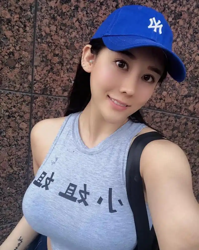 新一代臀神刘太阳初恋面庞魔鬼身材臀围100你馋她身子吗