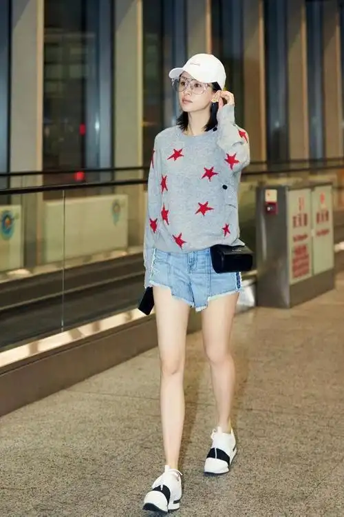 王子文毛衣短裤现身大秀美腿小蛮腰网友像校园学姐