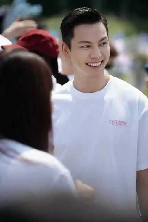 陈伟霆新剧《许我耀眼》开机 金丝眼镜解锁冷峻霸总