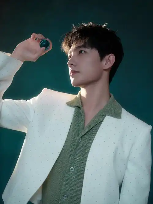 杨洋海底浮光大片#真的好喜欢杨洋海底浮光大片,这帅气的一幕一整个