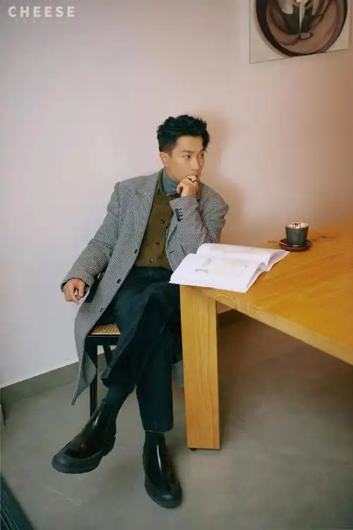 46岁刘恺威帅气搭配卫衣造型潮流感十足穿出26岁的状态