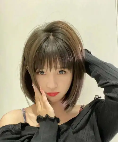 96剪初恋短发的女生一般脸型都比较小,脸小,脸型78「自由女神烫染