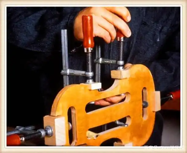 要说清楚怎样制作小提琴就像说明什么是旋梯一样不容易.