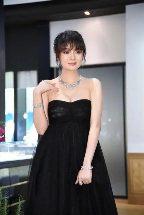 安以轩出席时尚活动穿抹胸黑色礼服遮孕肚四肢依然纤细