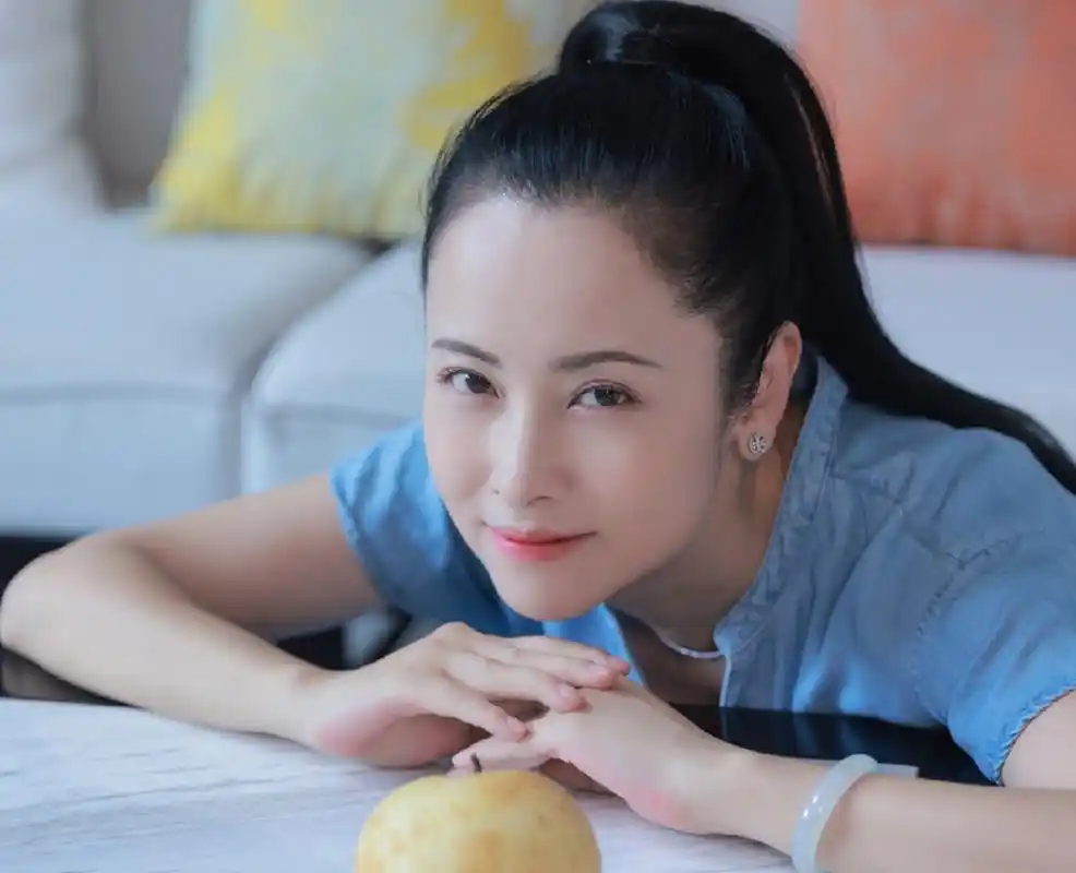 杨明娜被田亮的话震惊到了,她想着可能是田亮想出去工作了,便安慰田亮