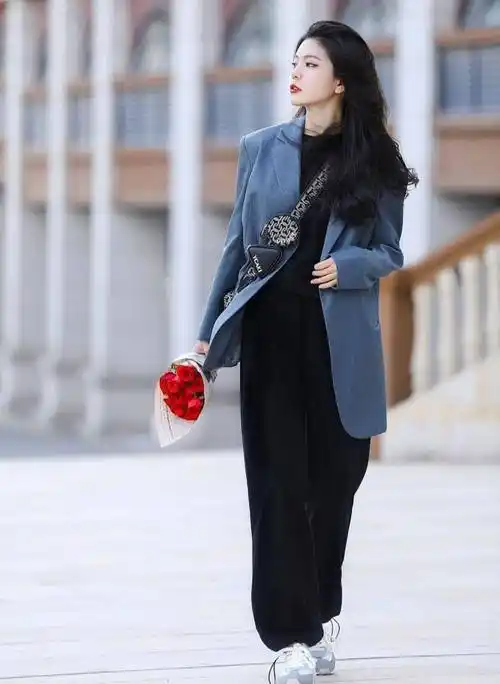 殷桃带火了春季新穿搭:叫"上身开会,下身运动",舒适又高级_西装_时尚