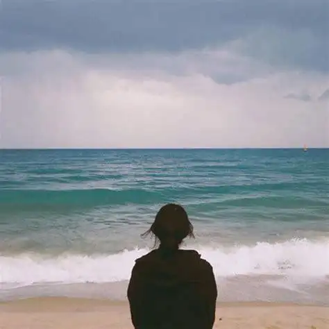 一个人背对大海的图片一个人背对大海的图片男2022已更新今日更新