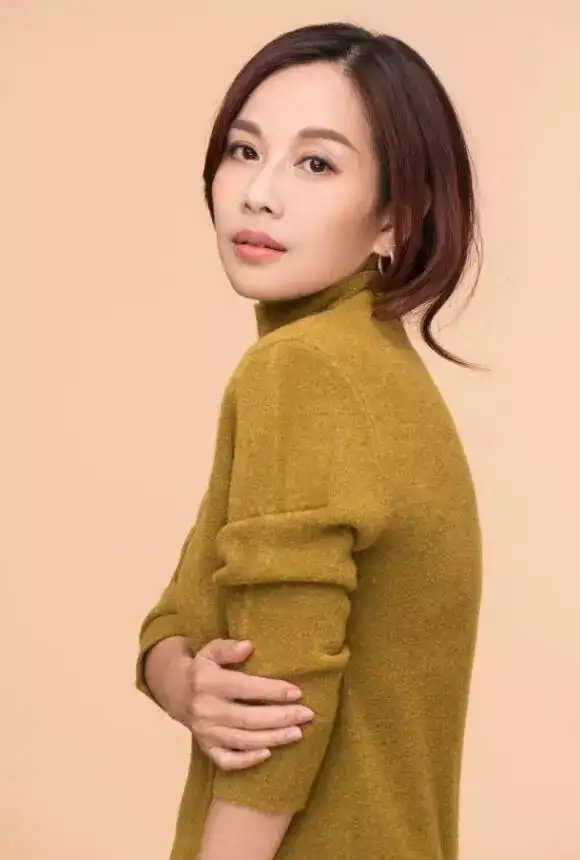 47岁重演舞台剧陈松伶死死扛住