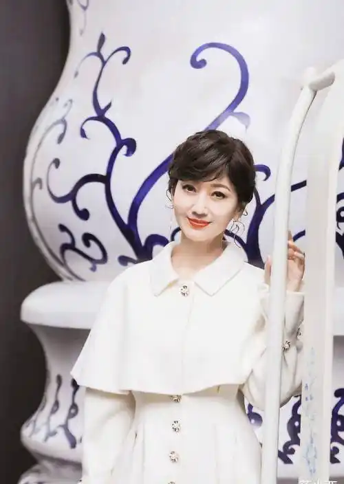 66岁赵雅芝终于扎起马尾辫穿橘色风衣配手套原装五官太抗老