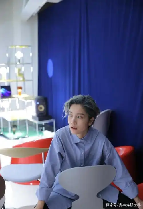 李霄云久违发新专辑,蓝色系造型超时尚,不愧当年快女亚军