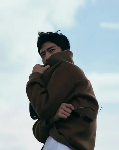 井柏然图片 井柏然巴黎街头帅气图片