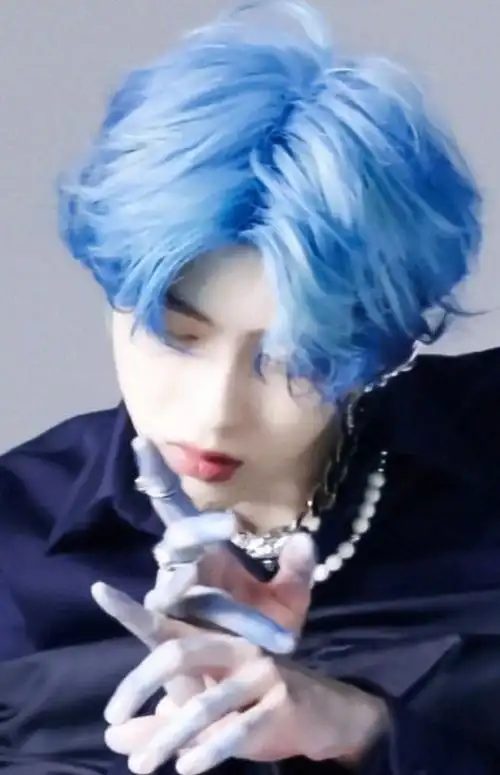 首先,蔡徐坤的手指上似乎涂了深蓝色的颜料,而食指的第一个关节处还带