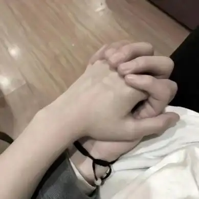 情侣牵手图片头像高清恩爱的情侣手牵手只露手照片头像