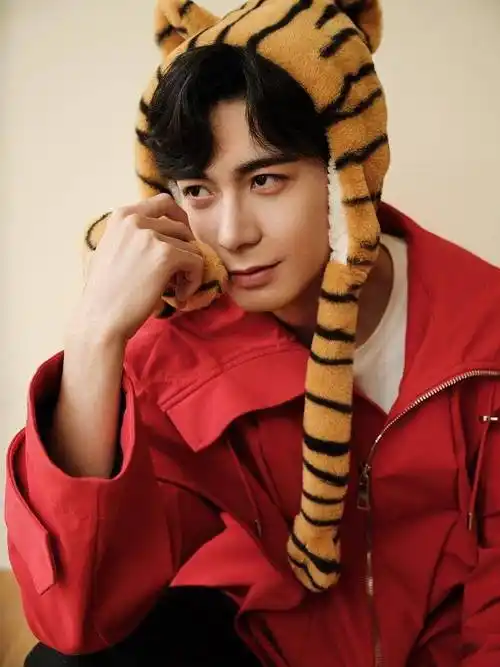 陈星旭发布新春写真头戴虎头帽喜庆拜年