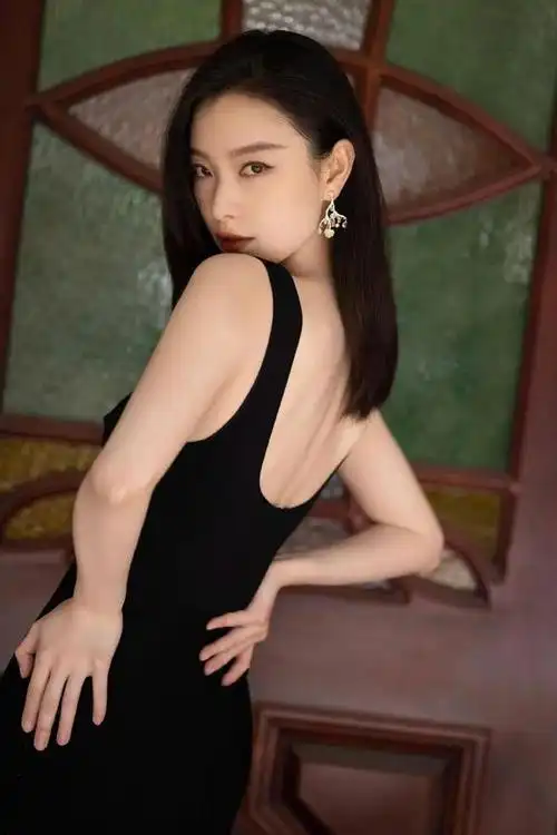 倪妮黑色鱼尾长裙大秀事业线雪肤玉貌魔鬼身材性感火辣