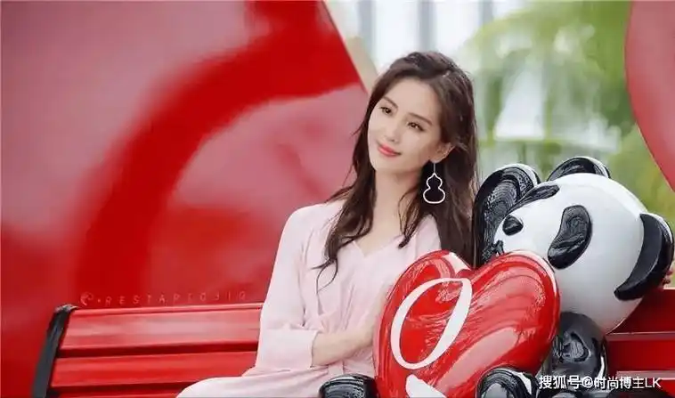 原创尴尬刘诗诗一袭粉色长裙现身被认错为刘亦菲看来美女都是相似的