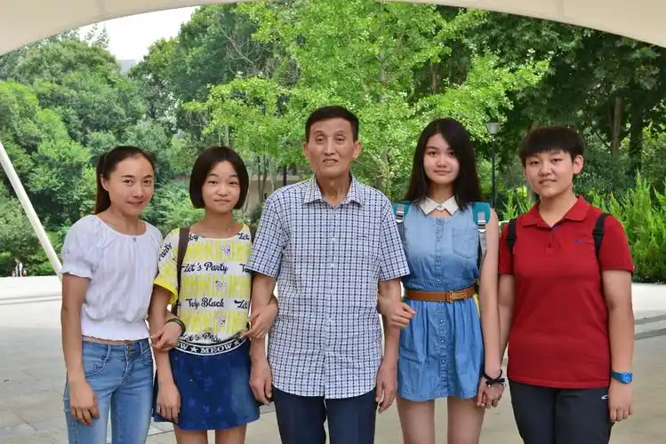 余老师和他的学生合影留念