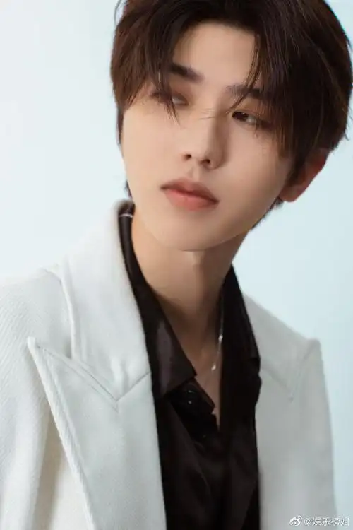 蔡徐坤白色风衣星空大片##蔡徐坤白色风衣暗夜大片