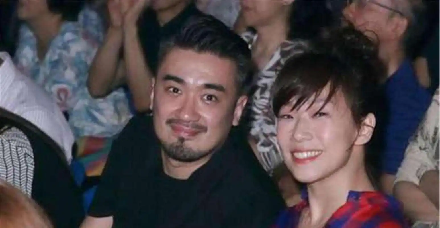 gif创作人#  林忆莲这头刚和男友恭硕良分手,男方那头就带着别的派