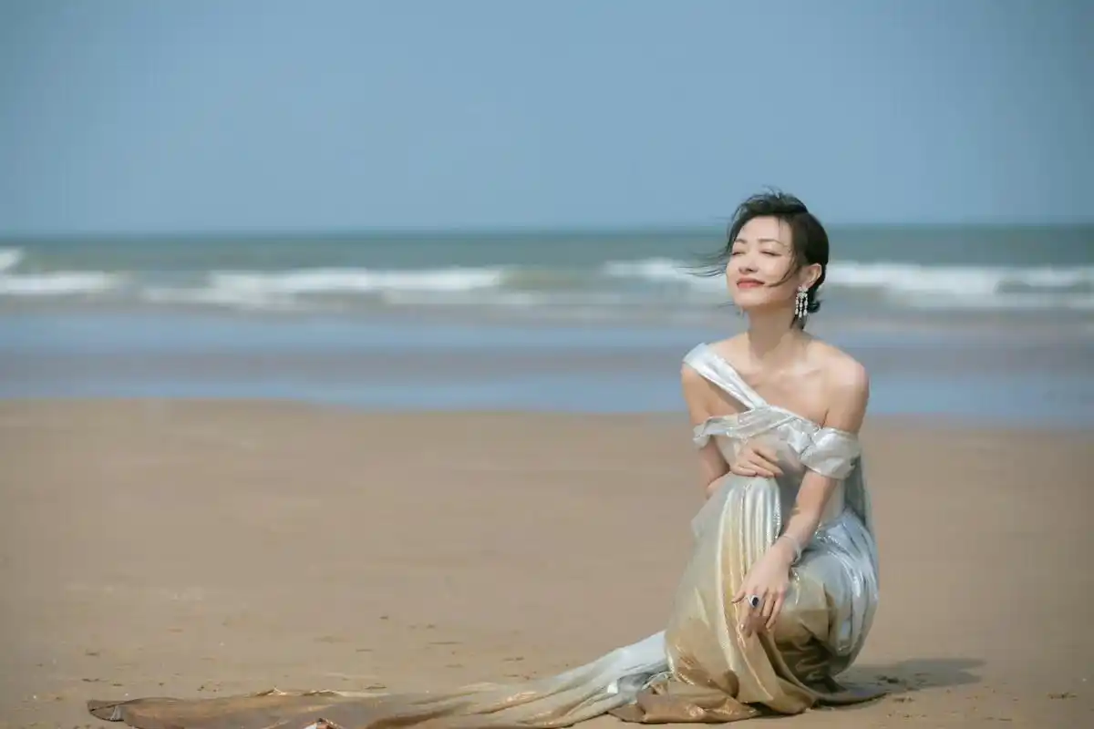 万茜海边写真,展示美背玉足,笑容真甜惹人爱.