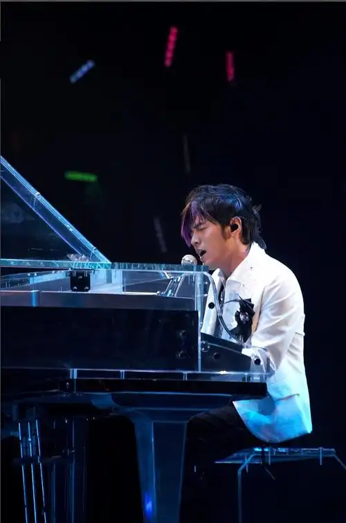 周杰伦经典造型紫毛伦