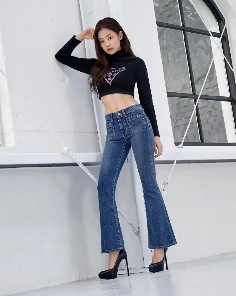 18年guess广告图里的jennie 这几套真的很能展示珍妮的身材曲线很爱短
