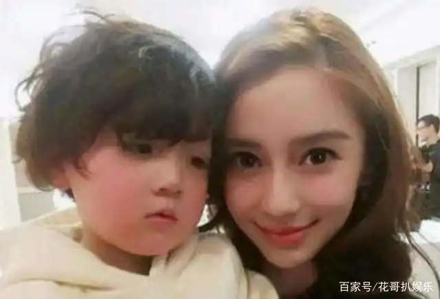 杨颖带孩子被拍,全程玩手机没互动,网友戏称她只是在做样子