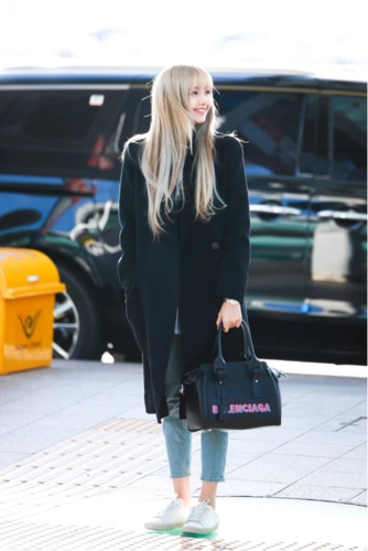 lisa的机场穿搭保暖又时尚,羊羔毛外套搭配牛仔裤,清新又俏丽