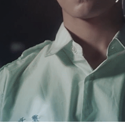 易烊千玺帅气忍住不笑gif动图_动态图_表情包下载_soogif