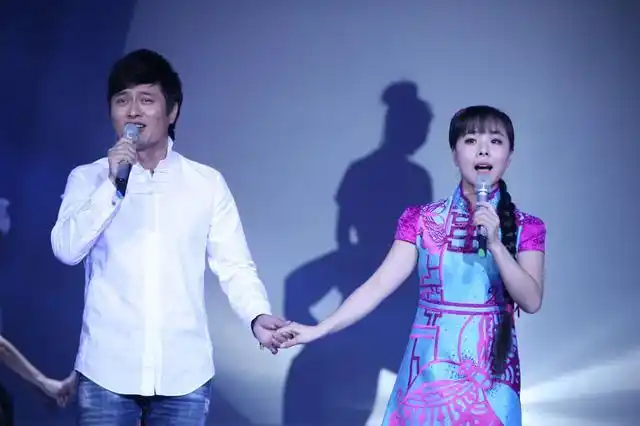 云飞王二妮献唱苦乐村官片尾曲亲口口拉手手