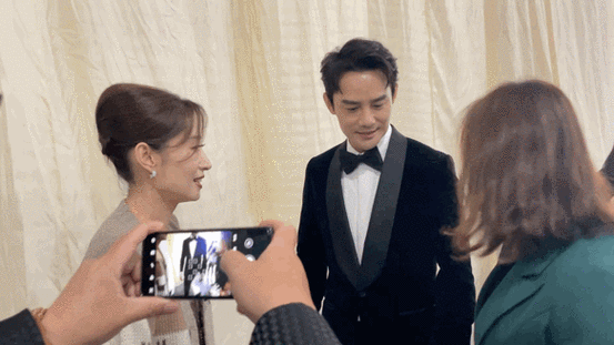 金鸡奖后台,刘敏涛和王凯再同框,梦回《伪装者》!