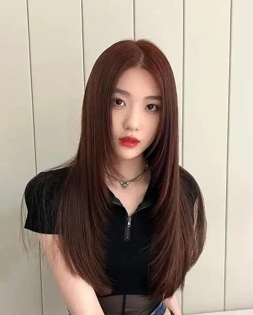 棕色长发一直以来都是经典而受欢迎的发型选择.