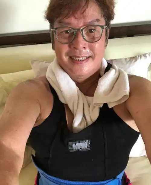 70岁谭咏麟罕曝近况熬夜看球赛又早起健身穿背心大秀壮硕胸肌