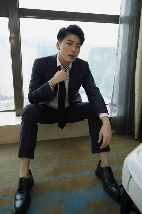 孙艺洲最新西装写真 简约时尚尽显洒脱型格