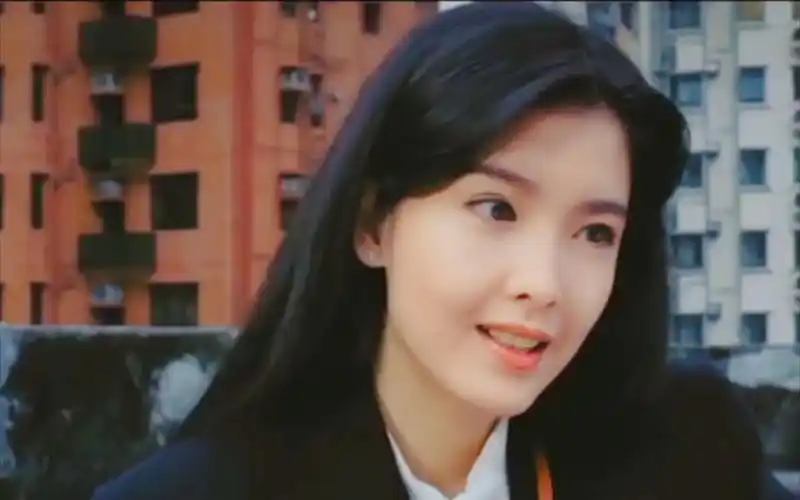 玉女掌门人"周慧敏的颜值变化,盈盈美眸,柔柔长发,声若莺燕,每个角度