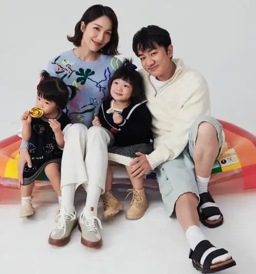 王祖蓝一家四口拍大片,夫妻俩幸福依偎,长女和爸爸如同复制粘贴-腾讯