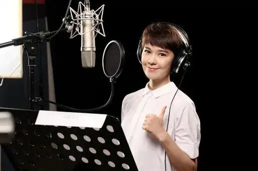 郁可唯变身表情包 "哈哈大笑"顺利晋级