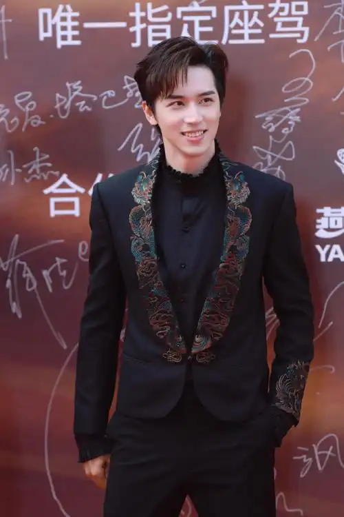 许魏洲龙纹刺绣新中式西装造型##中国电影华表奖