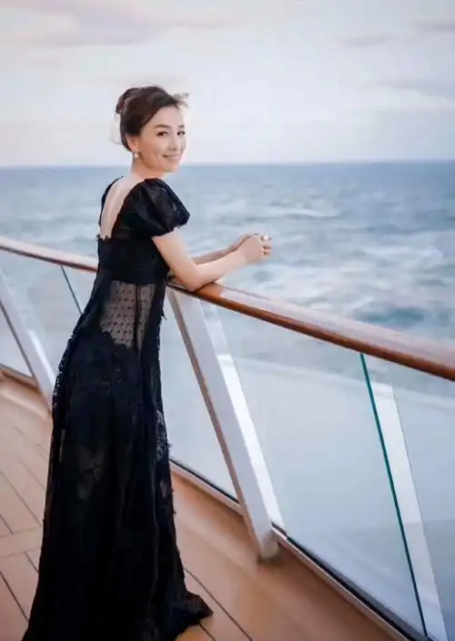 节俭的明星张庭,一件礼服一双鞋子穿了几年,过时款式也舍不得扔,妈妈