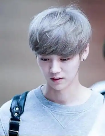 而且鹿晗的皮肤特别亮白,比起胡歌版本的奶奶灰,鹿晗男士发型:怎么