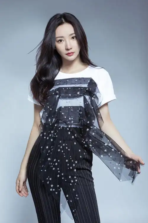 打开凤凰新闻,查看更多高清图片2020年8月14日讯,柳岩在个人社交平台