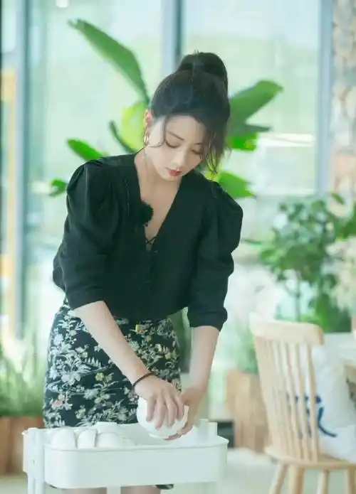 殷桃近照曝光,生图下颜值很高,腰臀比完美_衬衫_黑色_视觉