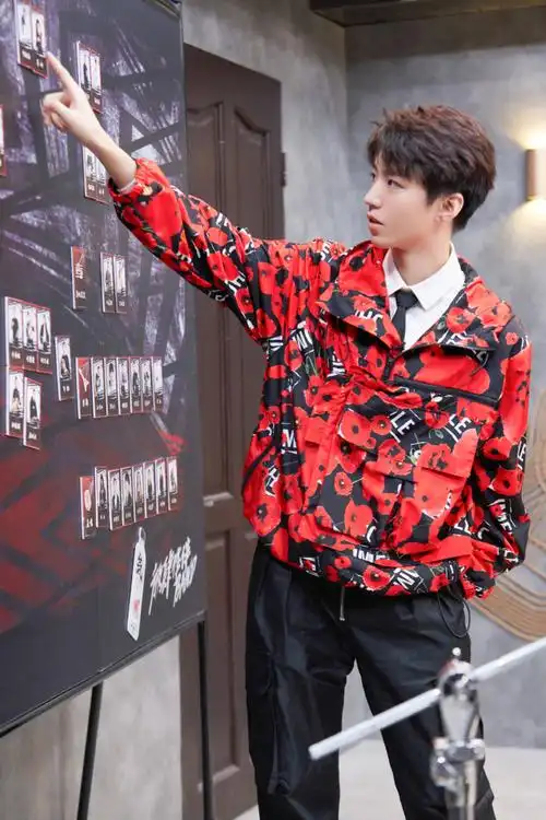 【4.17 王俊凯】王俊凯最新look,白色衬衫搭配红色.