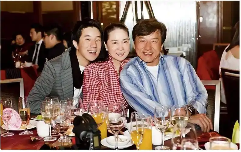 而成龙对私生女是如此的冷漠,对他名正言顺的儿子房祖名,又是特别的